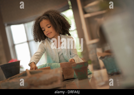 Utah USA jeune fille la plantation des graines dans des pots d'argile Banque D'Images