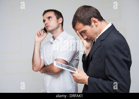 Deux hommes d'using digital tablet et smartphone. Banque D'Images
