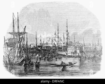 Circa 1854 port de Constantinople avec la basilique Sainte-Sophie dans la distance. Banque D'Images