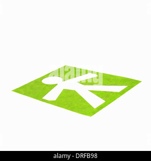 Paper Cut out figure de personne en papier vert Banque D'Images