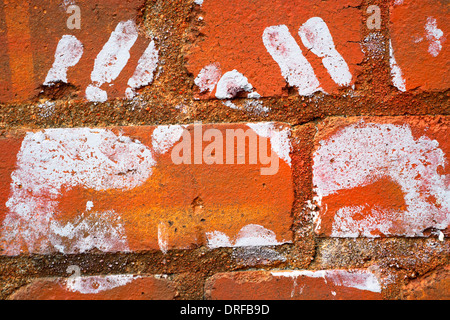 Close up d'empreintes de mains sur le mur de briques. Banque D'Images