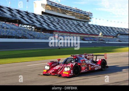 Daytona, USA. 23 Jan, 2014. Le Tudor United Formule 1 Championship Rolex 24 heures de Daytona pratique qui a été nouvellement formée par la fusion de la série Grand-Am et l'American Le Mans Series . # 70 SPEEDSOURCE Mazda MAZDA SYLVAIN TREMBLAY (USA) TOM LONG (USA) JAMES HINCHCLIFFE (USA) : Action de Crédit Plus Sport/Alamy Live News Banque D'Images