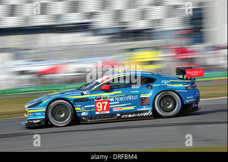 Daytona, USA. 23 Jan, 2014. Le Tudor United Formule 1 Championship Rolex 24 heures de Daytona pratique qui a été nouvellement formée par la fusion de la série Grand-Am et l'American Le Mans Series . # 97 ASTON MARTIN RACING ASTON MARTIN V8 Vantage ASTON MARTIN STEFAN MUCKE (DEU) DARREN TURNER (GBR) PEDRO LAMY (EPR) RICHIE STANAWAY (NZL) PAUL Dalla Lana (CAN) : Action de Crédit Plus Sport/Alamy Live News Banque D'Images