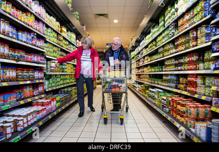 Vieux couple achète dans un supermarché. Banque D'Images