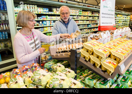 Vieux couple achète dans un supermarché. Banque D'Images