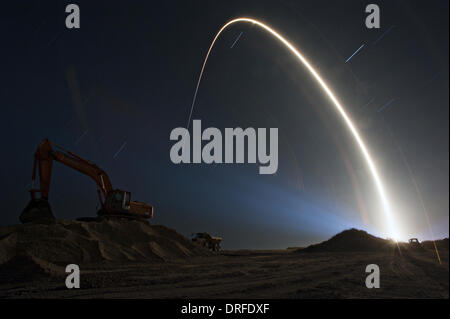 Lancement des fusées Atlas V Alliance avec la NASA's Tracking and Data Relay Satellite se soulève au-dessus de l'espace complexe de lancement 41, 24 janvier 2014 à Cape Canaveral, Floride. Banque D'Images