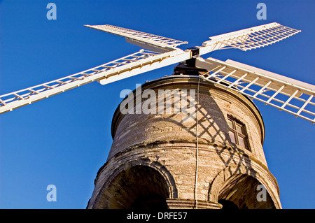 Moulin à Vent de Chesterton dans Warwickshire central, avec voûte en pierre unique undercroft et blanc bois treillis navigue avec un ciel bleu. Banque D'Images