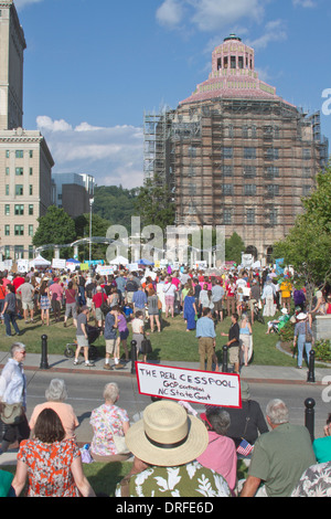 Asheville, Caroline du Nord, USA - Août 5,2013 : rassemblement politique à l'encontre de Caroline du gop politique et de législation Banque D'Images