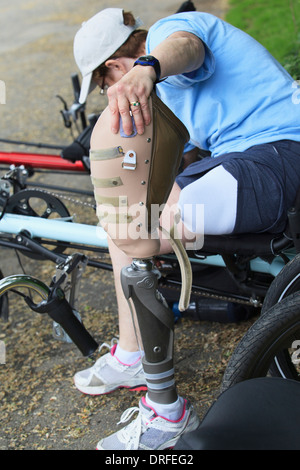 Femme avec une jambe artificielle d'entrer dans un cycle d'adaptation Banque D'Images