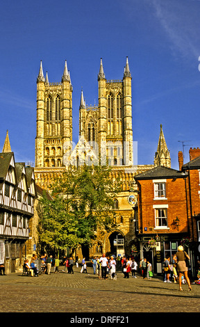 La façade ouest de la cathédrale de Lincoln est imposant, vu à partir de la place, entre la cathédrale et le château. Banque D'Images