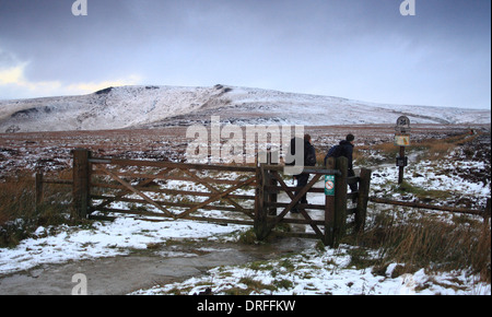 Les randonneurs s'attaquer à la neige sur le Pennine Way près de Bleaklow Head, Peak District, Derbyshire, Angleterre, RU Banque D'Images