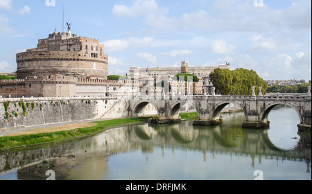 Castel Sant'Angelo et le pont Ponte Sant'Angelo. Fiume fleuve Tibre, dans Rom près de la Cité du Vatican. Banque D'Images