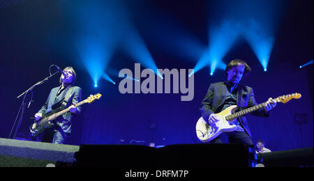 Glasgow, Ecosse, Royaume-Uni. 24 janvier 2014. Del Amitri , groupe de rock alternatif écossais, effectué leurs retrouvailles Le concert de Glasgow Hydro. Formé en 1983 à Glasgow. Justin Currie (basse et chant), Iain Harvie (guitare), Bryan Adams (guitare) et Paul Tyagi (batterie). Currie et Harvie sont les seuls les membres de la bande de rester et ont été les auteurs-compositeurs. La bande avait plusieurs albums top 10 UK. Crédit : Pauline Keightley/Alamy Live News Banque D'Images