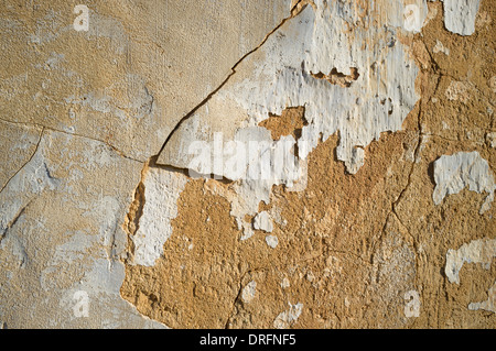 Prendre plein cadre du plâtre fissuré et le mur d'adobe Banque D'Images