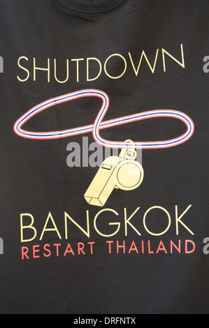 Bangkok, Thaïlande. 24 janvier, 2014. 'Arrêter, Redémarrer la Thaïlande Bangkok' T-shirt design. Au jour 12 de 'SHUTDOWN' Bangkok, les Thaïs ont transformé les manifestations dans un marché aux puces. Après presque 3 mois de protester, il y a encore des dizaines de milliers de manifestants dans les rues de Bangkok pour réclamer la démission du Premier Ministre thaïlandais Yingluck Shinawatra. 'SHUTDOWN' Bangkok est organisée par le Comité de réforme démocratique du peuple (PDRC). Credit : Kraig Lieb / Alamy Live News Banque D'Images