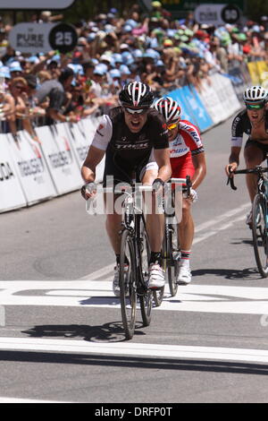 Alan Jaume & fils, de l'Australie. 25 janvier 2014. Jens Voigt (Ger) Trek Factory Racing a fait le premier roi de la montagne grimper sur Vieux Alan Jaume & Fils Hill dans l'étape 5 du Santos Tour Down Under 2014 de McLaren Vale à Alan Jaume & Fils, dans le sud de l'Australie le 25 janvier 2014 Crédit : Peter Mundy/Alamy Live News Banque D'Images