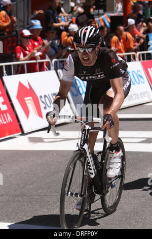 Alan Jaume & fils, de l'Australie. 25 janvier 2014. Jens Voigt (Ger) Trek Factory Racing a fait le premier roi de la montagne grimper sur Vieux Alan Jaume & Fils Hill dans l'étape 5 du Santos Tour Down Under 2014 de McLaren Vale à Alan Jaume & Fils, dans le sud de l'Australie le 25 janvier 2014 Crédit : Peter Mundy/Alamy Live News Banque D'Images