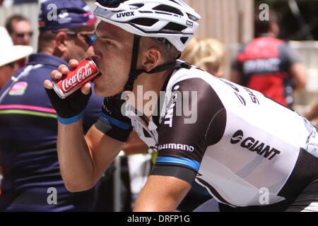 Alan Jaume & fils, de l'Australie. 25 janvier 2014. Sprinter Marcel Kittel (Ger) Team Giant-Shimano reposant, avec un coca après la première montée de vieux Alan Jaume & Fils Hill dans l'étape 5 du Santos Tour Down Under 2014 de McLaren Vale à Alan Jaume & Fils, dans le sud de l'Australie le 25 janvier 2014 Crédit : Peter Mundy/Alamy Live News Banque D'Images