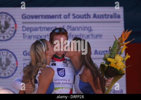 Alan Jaume & fils, de l'Australie. 25 janvier 2014. Jack Haig (Uni-SA) a gagné les jeunes jersey après l'étape 5 du Santos Tour Down Under 2014 de McLaren Vale à Alan Jaume & Fils, dans le sud de l'Australie le 25 janvier 2014 Crédit : Peter Mundy/Alamy Live News Banque D'Images