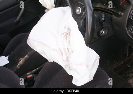 Sac d'air sacs airbag airbags conducteurs voiture voitures crash accidents déploiement déploiement passager volant gonflé l'inflation passe Banque D'Images