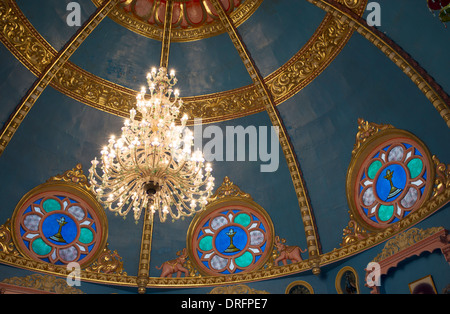 L'intérieur de la salle de prière à Sathya Sai Baba Super hôpital spécialisé. Puttaparthi, Andhra Pradesh, Inde Banque D'Images