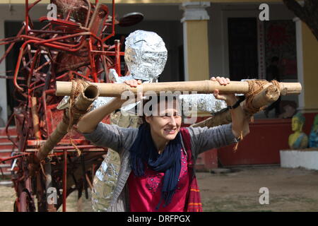 Patna College of Arts and Crafts, Chajju Bagh, Patna, Bihar, Inde, 25 janvier 2014. Mme Lumi à partir de la Roumanie jouit d'art par les jeunes, lumineux et élève de l'Art en herbe Patna College of Arts and Crafts à samedi matin d'hiver à l'occasion de la 75e Journée de la Fondation de l'ordre. L'exposition a présenté de nombreuses peintures, photographies et sculptures créées par les étudiants en herbe. Les visiteurs ainsi que les œuvres d'art étranger apprécié. En dépit de la grande œuvre d'art les artistes n'ont pas de marché pour leurs produits. Credit : Rupa Ghosh/ Alamy Live News. Banque D'Images