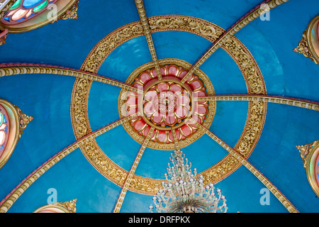 L'intérieur de la salle de prière à Sathya Sai Baba Super hôpital spécialisé. Puttaparthi, Andhra Pradesh, Inde Banque D'Images