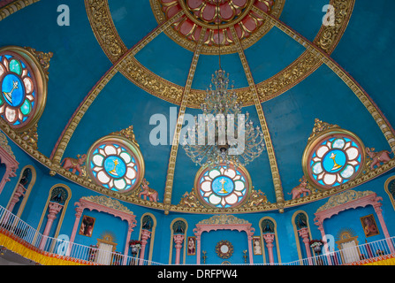 L'intérieur de la salle de prière à Sathya Sai Baba Super hôpital spécialisé. Puttaparthi, Andhra Pradesh, Inde Banque D'Images