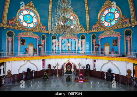 L'intérieur de la salle de prière à Sathya Sai Baba Super hôpital spécialisé. Puttaparthi, Andhra Pradesh, Inde Banque D'Images