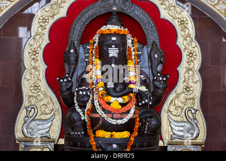 L'intérieur de la statue de pierre Ganesha salle de prière à Sathya Sai Baba Super hôpital spécialisé. Puttaparthi, Andhra Pradesh, Inde Banque D'Images