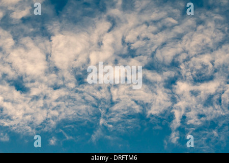 - Ciel nuages bizarres sur le ciel Banque D'Images