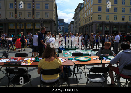 Regarder les gens que d'autres jouer jeux de société Spillfestival au cours de Bergen (Bergen) dans Festival des jeux, Torgallmenningen Bergen, Norvège. Banque D'Images