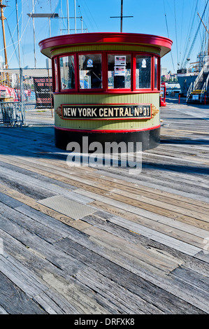 La construction du port de New York dans le soleil Banque D'Images