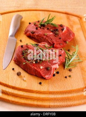 Deux Pavé de boeuf juteux avec des épices et de couteau, Close up Banque D'Images