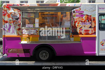 Vendeur dans un camion de la nourriture casher. Manhattan Midtown West 48th Street entre 6th Avenue et 7th Avenue New York City Banque D'Images