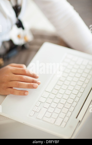 Woman using laptop, Dubrovnik, Croatie Banque D'Images