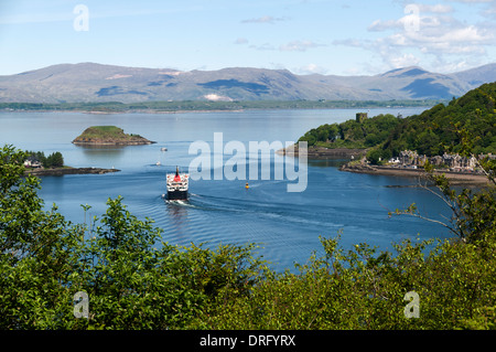 Caledonian MacBrayne's ferry dans la baie d'Oban avec les collines de Moidart derrière, à partir de la Chaire Hill, Oban, région des Highlands, Ecosse, Royaume-Uni Banque D'Images