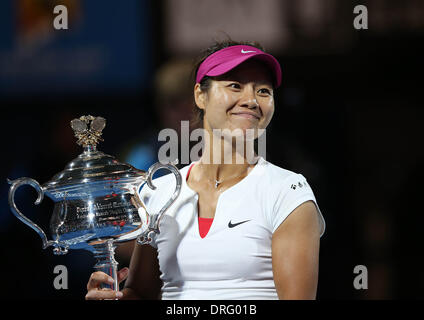 (140125) -- MELBOURNE, le 25 janvier 2014 (Xinhua) -- Li Na de la Chine montre son trophée lors de la cérémonie de remise des prix après avoir remporté son match de finale contre Dudi Sela de Slovaquie à l'Open d'Australie 2014 Banque D'Images