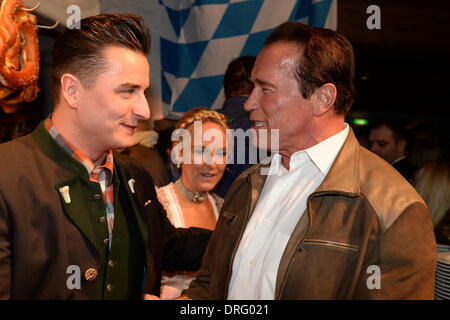 Kitzbuehel, Autriche. 24 Jan, 2014. L'ex-gouverneur et acteur Arnold Schwarzenegger (R) pose avec le chanteur Andreas Gabalier (L) dans la partie bavaroise saucisse de veau dans le Stanglwirt bar près de Kitzbuehel, Autriche, 24 janvier 2014. De nombreuses célébrités sont venus pour la descente à ski autrichien annuel course du Hahnenkamm ski worldfamous dans emplacement. Photo : Felix Hoerhager/dpa/Alamy Live News Banque D'Images