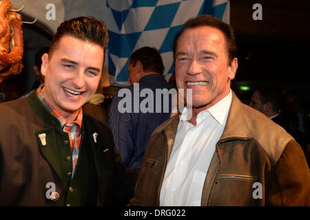 Kitzbuehel, Autriche. 24 Jan, 2014. L'ex-gouverneur et acteur Arnold Schwarzenegger (R) pose avec le chanteur Andreas Gabalier (L) dans la partie bavaroise saucisse de veau dans le Stanglwirt bar près de Kitzbuehel, Autriche, 24 janvier 2014. De nombreuses célébrités sont venus pour la descente à ski autrichien annuel course du Hahnenkamm ski worldfamous dans emplacement. Photo : Felix Hoerhager/dpa/Alamy Live News Banque D'Images