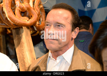 Kitzbuehel, Autriche. 24 Jan, 2014. L'ex-gouverneur et acteur Arnold Schwarzenegger pose la saucisse de veau bavaroise partie dans le Stanglwirt bar près de Kitzbuehel, Autriche, 24 janvier 2014. De nombreuses célébrités sont venus pour la descente à ski autrichien annuel course du Hahnenkamm ski worldfamous dans emplacement. Photo : Felix Hoerhager/dpa/Alamy Live News Banque D'Images