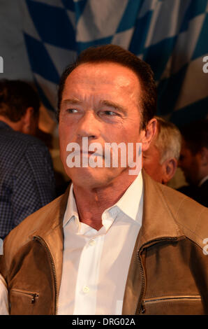 Kitzbuehel, Autriche. 24 Jan, 2014. L'ex-gouverneur et acteur Arnold Schwarzenegger pose la saucisse de veau bavaroise partie dans le Stanglwirt bar près de Kitzbuehel, Autriche, 24 janvier 2014. De nombreuses célébrités sont venus pour la descente à ski autrichien annuel course du Hahnenkamm ski worldfamous dans emplacement. Photo : Felix Hoerhager/dpa/Alamy Live News Banque D'Images