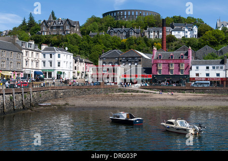 À partir de la jetée nord d'Oban McCaig's Tower avec au sommet de la colline derrière. Oban, région des Highlands, Ecosse, Royaume-Uni Banque D'Images