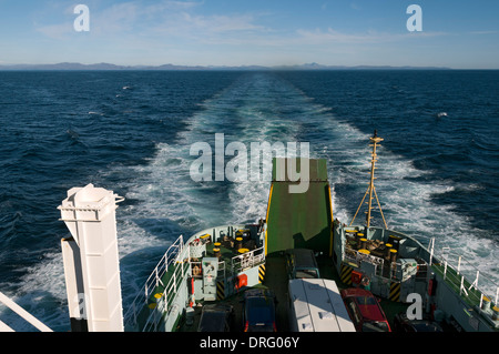 Le Caledonian MacBrayne à bord's ferry, le "seigneur des îles", à destination de Arnabhal dans les Hébrides extérieures, en Écosse, Royaume-Uni Banque D'Images