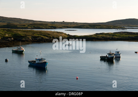 Bateaux dans le port à Lochboisdale, South Uist, îles Hébrides, Ecosse, Royaume-Uni Banque D'Images