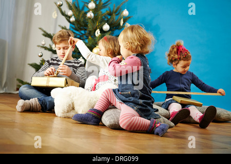 Enfants déballer des cadeaux de Noël, Munich, Bavière, Allemagne Banque D'Images