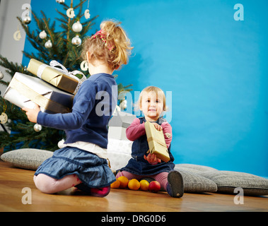 Enfants déballer des cadeaux de Noël, Munich, Bavière, Allemagne Banque D'Images