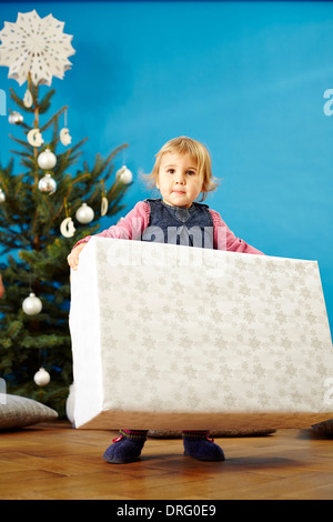 Little girl holding Christmas present, Munich, Bavière, Allemagne Banque D'Images