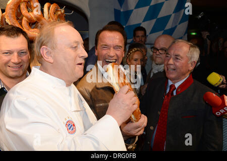 Kitzbuehel, Autriche. 24 Jan, 2014. L'ex-gouverneur et acteur Arnold Schwarzenegger (C) rss chef Alfons Schuhbeck (L) dans la partie bavaroise saucisse de veau dans le Stanglwirt bar près de Kitzbuehel, Autriche, 24 janvier 2014. De nombreuses célébrités sont venus pour la descente à ski autrichien annuel course du Hahnenkamm ski worldfamous dans emplacement. Photo : Felix Hoerhager/dpa/Alamy Live News Banque D'Images