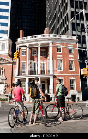 3 hommes avec des vélos attendre pour traverser la rue New York Banque D'Images